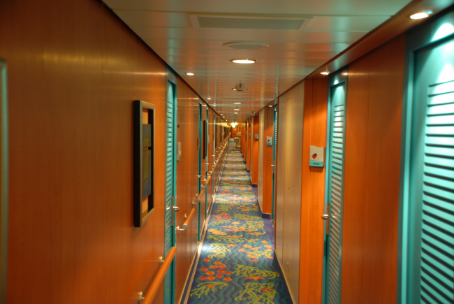 Бесконечный коридор круизного лайнера