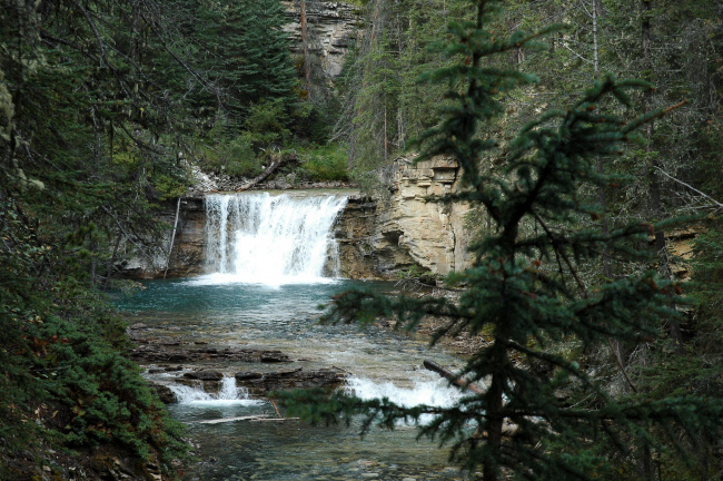 Таёжный водопад в Скалистых горах Канады