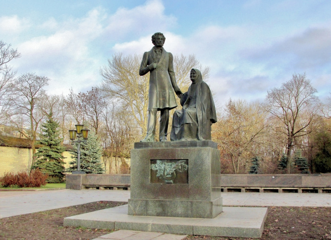 Памятник Пушкину с няней во Пскове