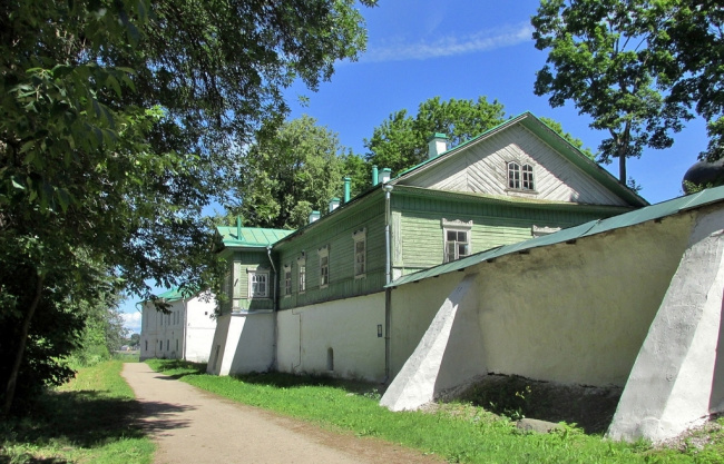 У стен Мирожского монастыря ( Псков )