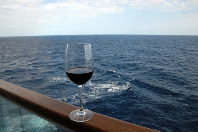 Корабль в Атлантике. В бокале вина - штиль...