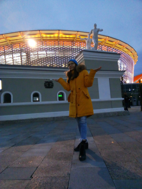 С дочкой у Центрального стадиона Екатеринбурга