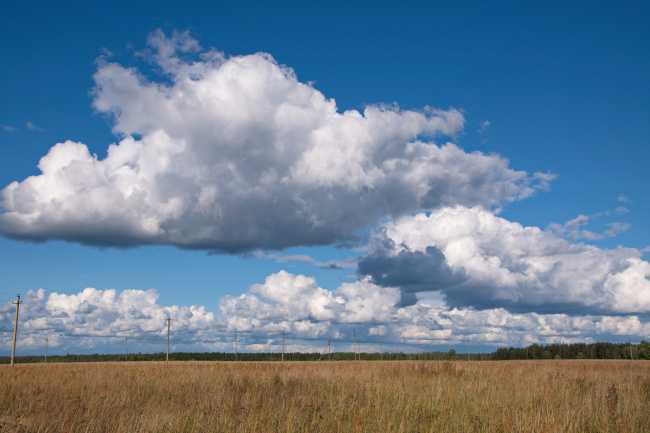 Облака над полем