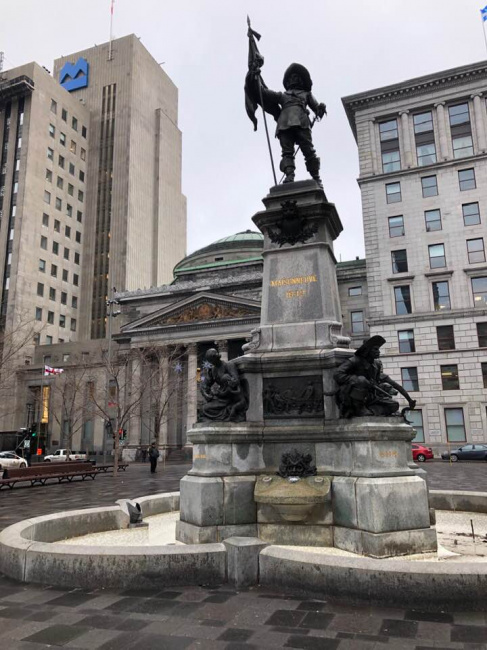 Памятник основателю Монреаля