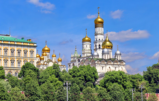 Храмы за Кремлевской стеной в Москве.