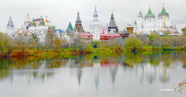 На берегу пруда виднелся кремль