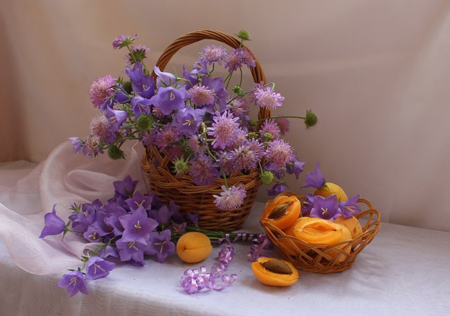 июльская композиция с цветами и абрикосами
