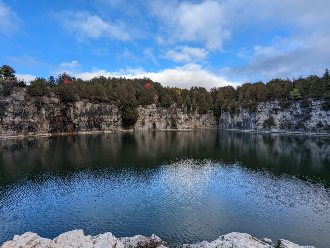 Каменные стенки водоёма