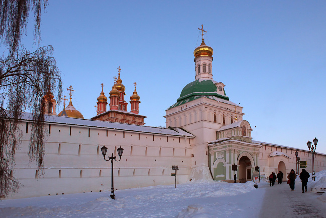 у входа в Троицкую Сергиеву лавру