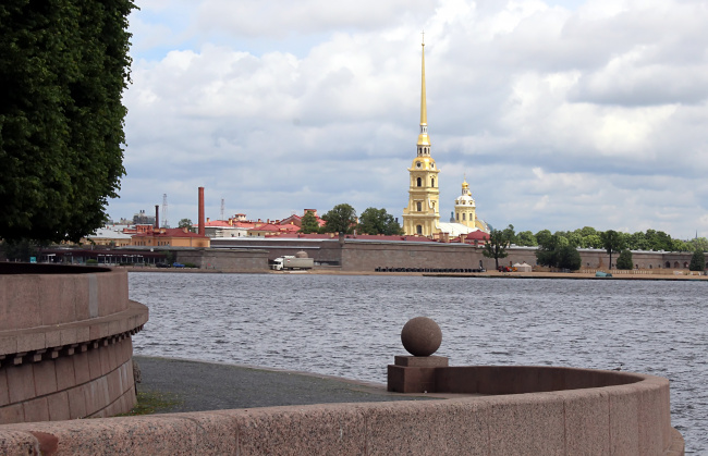 с видом на Петропавловскую крепость