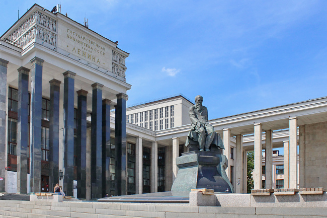 памятник Достоевскому у библиотеки им. Ленина