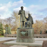 Памятник Пушкину с няней во Пскове