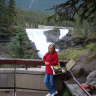 У грохочущего водопада Атабаска в Канаде