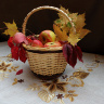 корзиночка с яблоками и осенними листьями