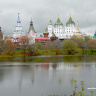 На берегу пруда кремль стоял