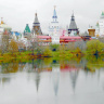 На берегу пруда виднелся кремль