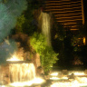 Фонтан-водопад у отеля Фламинго в Лас-Вегасе