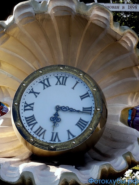 Часы перед входом в парк "Ривьера"